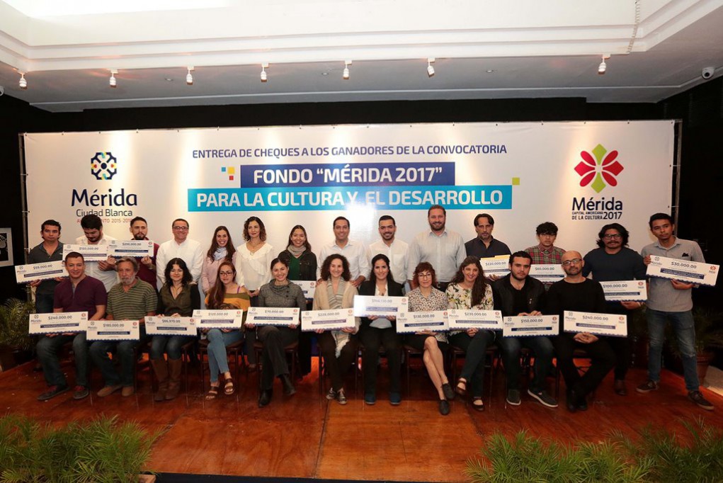 Entregan apoyos del Fondo "Mérida 2017"
