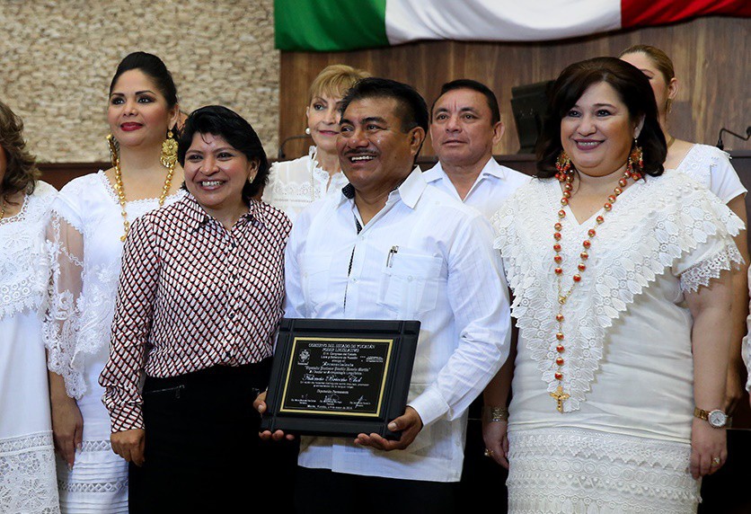 Entregan la medalla "Pánfilo Novelo" Entregan la medalla "Pánfilo Novelo"