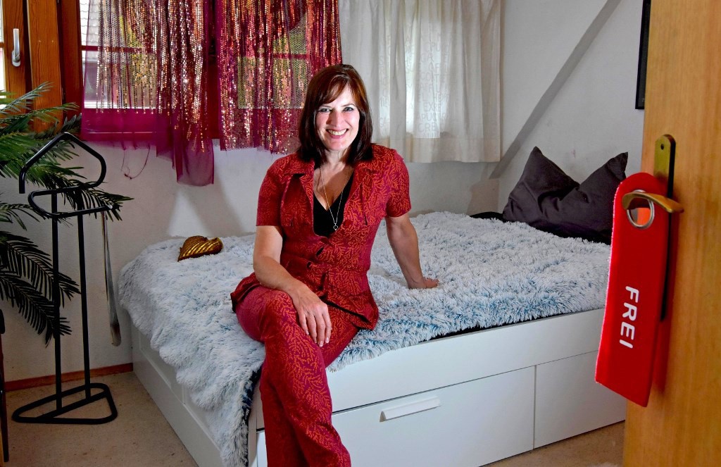 Deja la política para dedicarse... ¡a la prostitución! Deja la política para dedicarse... ¡a la prostitución!