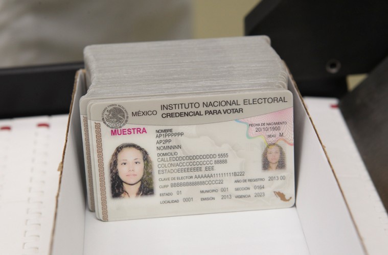Largas filas para renovar o solicitar credenciales del INE Largas filas para renovar o solicitar credenciales del INE
