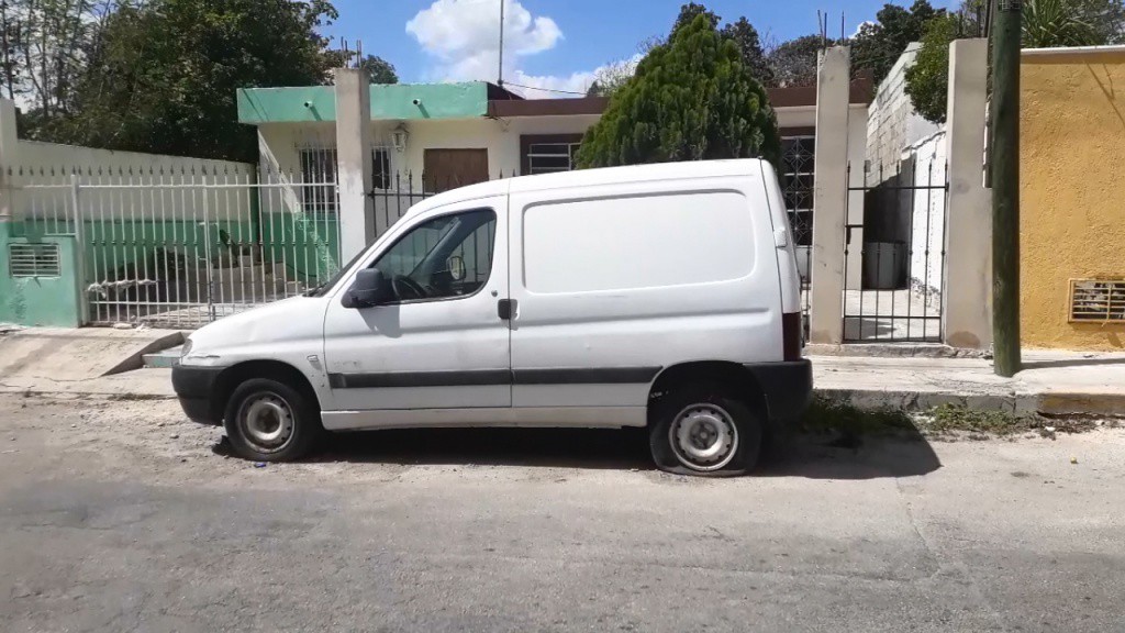 Camioneta estacionada genera conflicto entre vecinos Camioneta estacionada genera conflicto entre vecinos