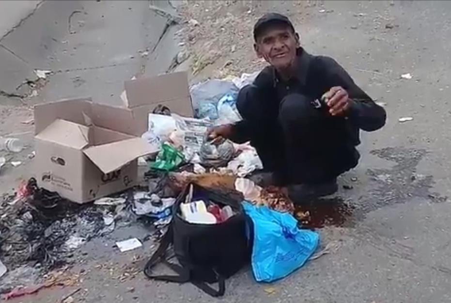 Viralizan video de un hombre comiéndose ¡un perro! Viralizan video de un hombre comiéndose ¡un perro!