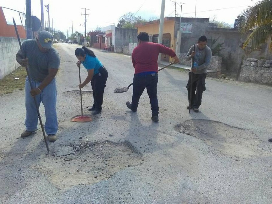 Supervisan construcción de calles en Sucilá Supervisan construcción de calles en Sucilá