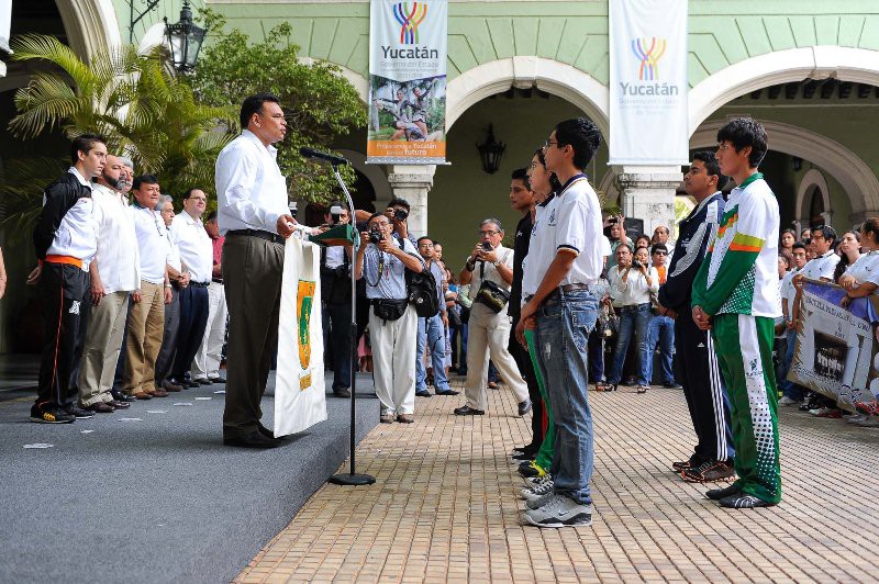El Gobernador abanderó a la delegación que participará en los XIII Juegos Deportivos Nacionales de Educación Media Superior 2013 El Gobernador abanderó a la delegación que participará en los XIII Juegos Deportivos Nacionales de Educación Media Superior 2013