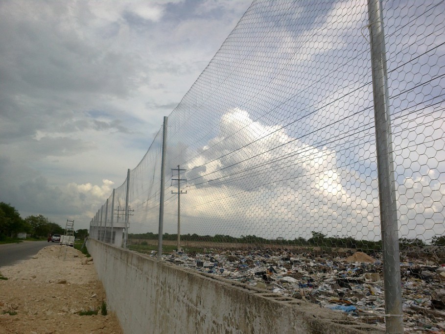 TIZIMIN: Colocan malla a basurero para evitar que se salga la basura. TIZIMIN: Colocan malla a basurero para evitar que se salga la basura.