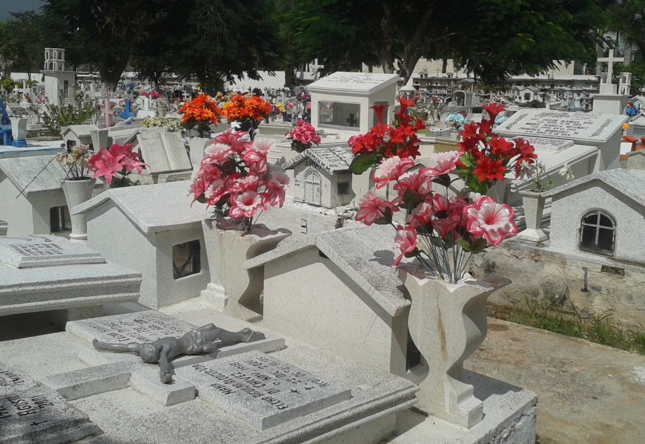Roban recuerdos en cementerio de Tizimín Roban recuerdos en cementerio de Tizimín