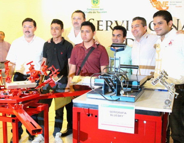 Entrega maquinaria y equipos a micro empresarios del oriente Entrega maquinaria y equipos a micro empresarios del oriente