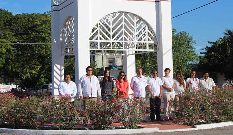 Reconocen a maestros tizimileños en su día Reconocen a maestros tizimileños en su día