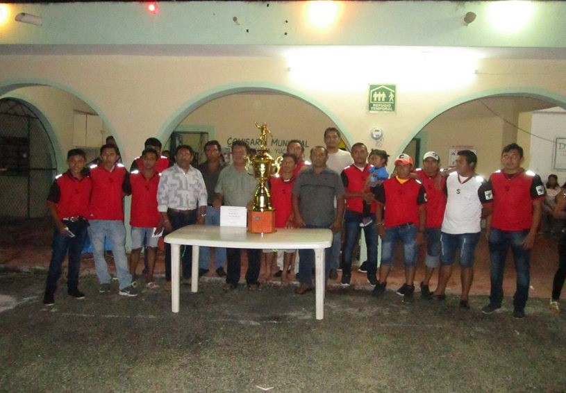 Tusik celebra con orgullo a su equipo fubtolista Tusik celebra con orgullo a su equipo fubtolista