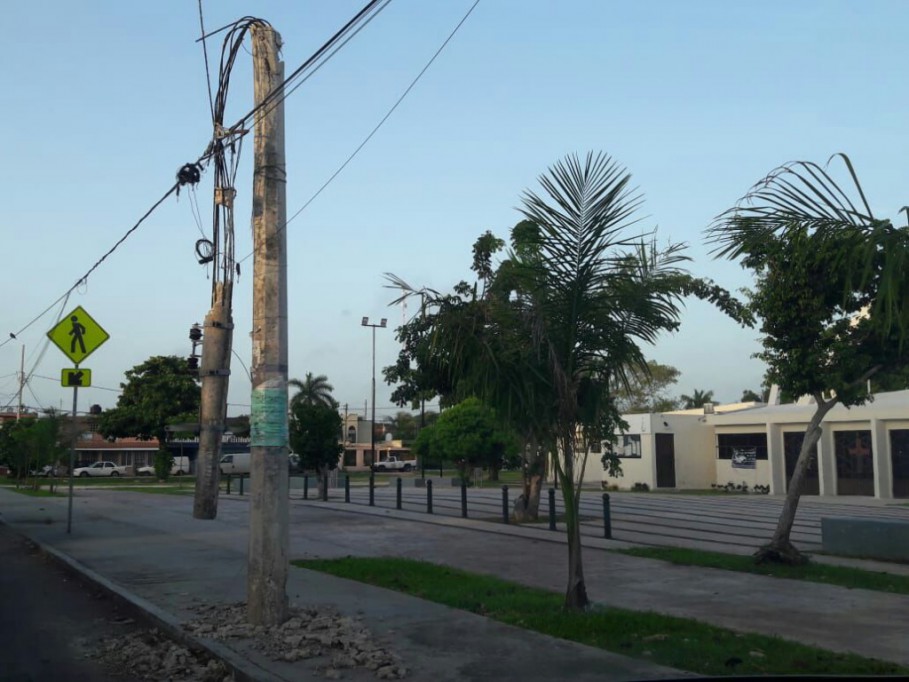 Poste quebrado preocupa a vecinos de Cordemex Poste quebrado preocupa a vecinos de Cordemex