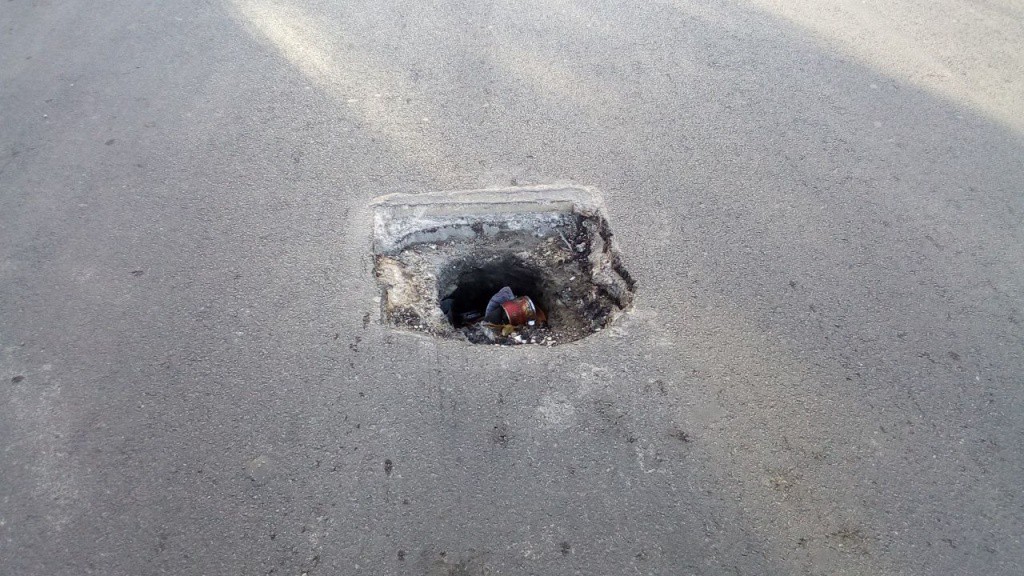 Solicitan tapar el bache en la Mercedes Barrera