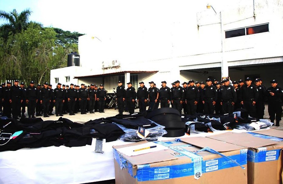 Reciben uniformes policías de Tizimín Reciben uniformes policías de Tizimín