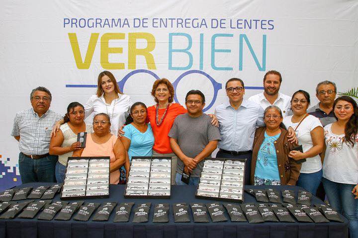 Entregan lentes a personas de Komchén y sierra Papacal Entregan lentes a personas de Komchén y sierra Papacal