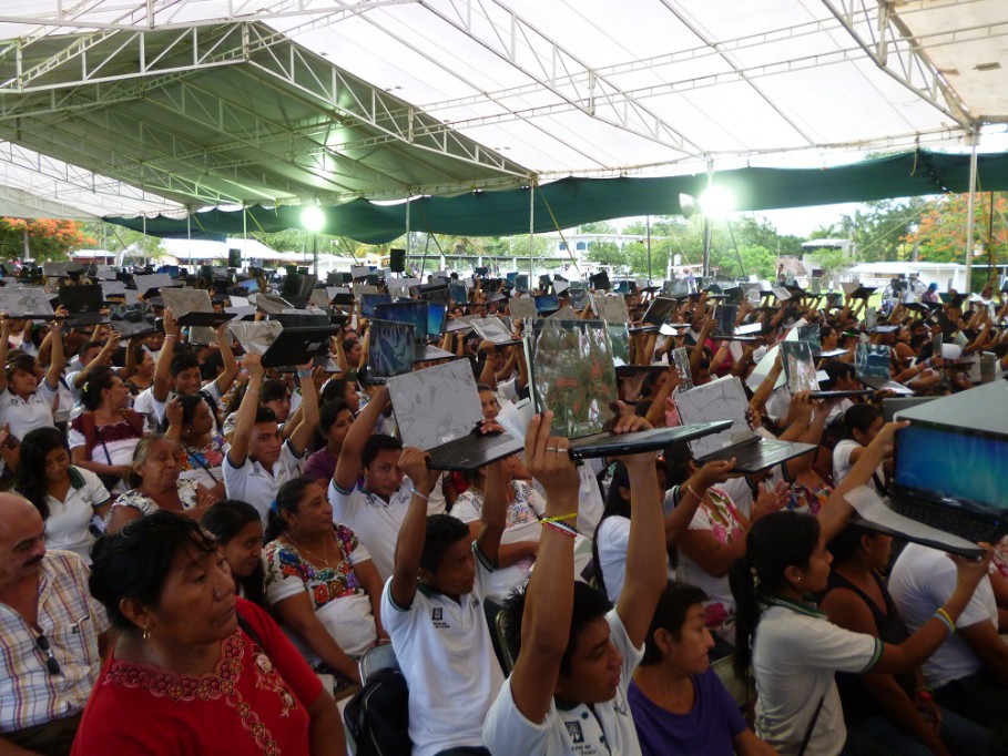 TIZIMIN: El gobernador entrega 773 computadoras portátiles a jóvenes estudiantes del Oriente. TIZIMIN: El gobernador entrega 773 computadoras portátiles a jóvenes estudiantes del Oriente.