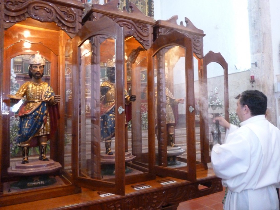 TIZIMIN: Bajan las imágenes de los tres reyes a petición de bendecir cultivos. TIZIMIN: Bajan las imágenes de los tres reyes a petición de bendecir cultivos.