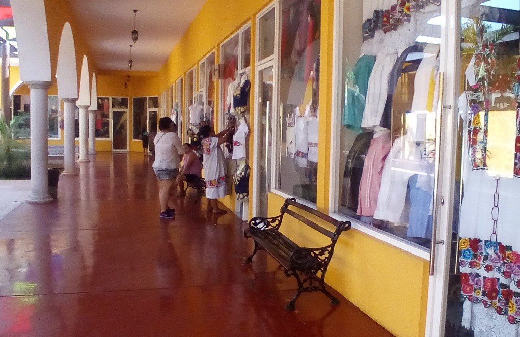 Turistas nacionales compran más a artesanos vallisoletanos Turistas nacionales compran más a artesanos vallisoletanos