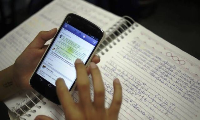 A favor de prohibir el uso de celulares en escuelas A favor de prohibir el uso de celulares en escuelas