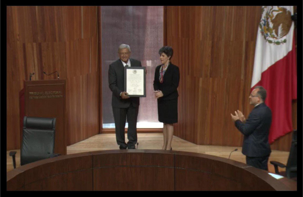 AMLO recibe constancia de "Presidente electo" AMLO recibe constancia de "Presidente electo"