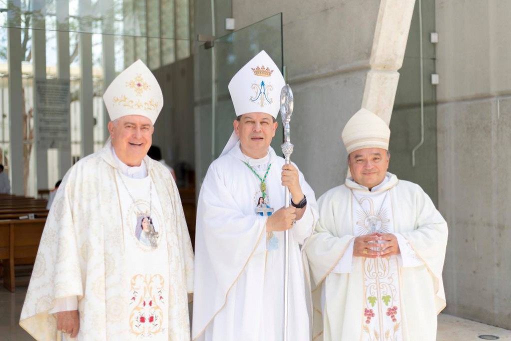Religiosos agradecen a la Virgen María por su ordenación Religiosos agradecen a la Virgen María por su ordenación