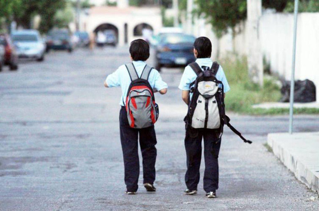 Mochilas pesadas dañan la espalda de los niños Mochilas pesadas dañan la espalda de los niños