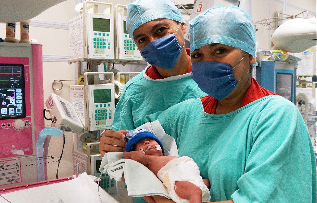 Bebe prematuro sobrevive tras la muerte de su gemela Bebe prematuro sobrevive tras la muerte de su gemela