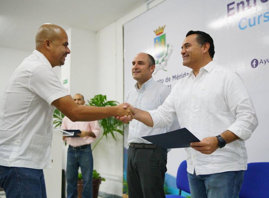 Entregan reconocimiento a emprendedores Entregan reconocimiento a emprendedores