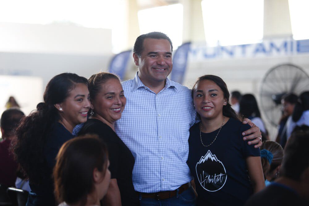 Entregan apoyos económicos a jóvenes meridanos Entregan apoyos económicos a jóvenes meridanos