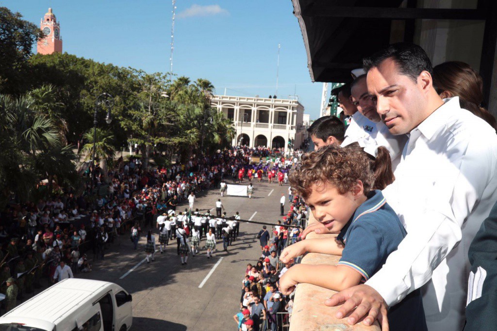 Gobierno estatal celebra su primer Desfile Cívico-Militar Gobierno estatal celebra su primer Desfile Cívico-Militar