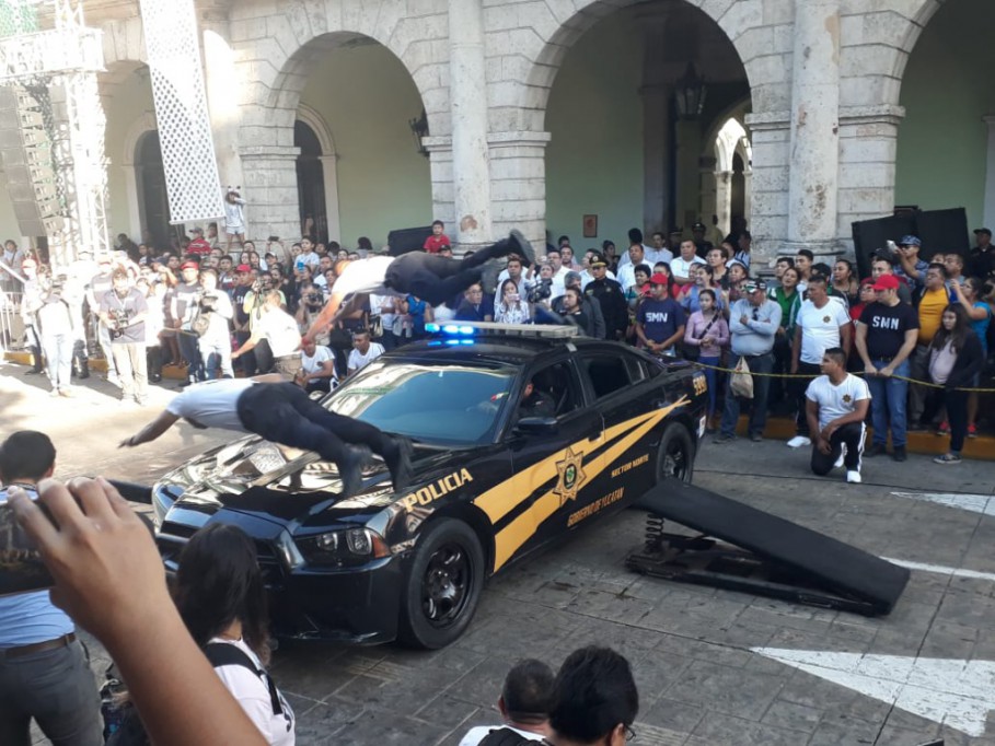 Familias yucatecas disfrutaron el Desfile de la Revolución Familias yucatecas disfrutaron el Desfile de la Revolución