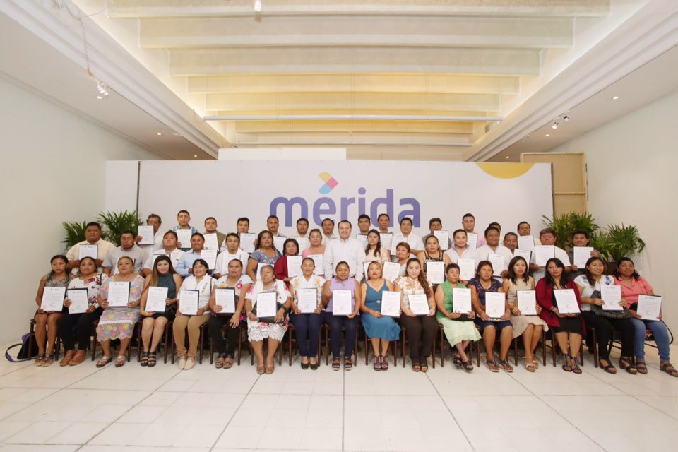 Entregan constancias a comisarios electos de Mérida Entregan constancias a comisarios electos de Mérida