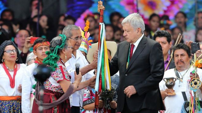 Recibe AMLO bastón de mando de los Pueblos Indígenas Recibe AMLO bastón de mando de los Pueblos Indígenas