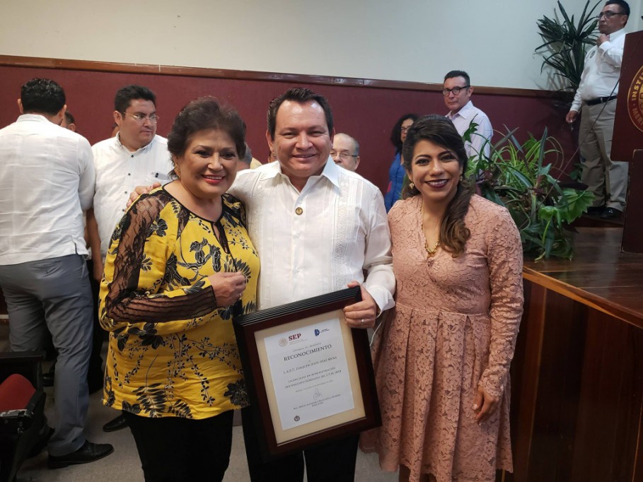 TEC Mérida entrega el reconocimiento "Egresado Distinguido" TEC Mérida entrega el reconocimiento "Egresado Distinguido"