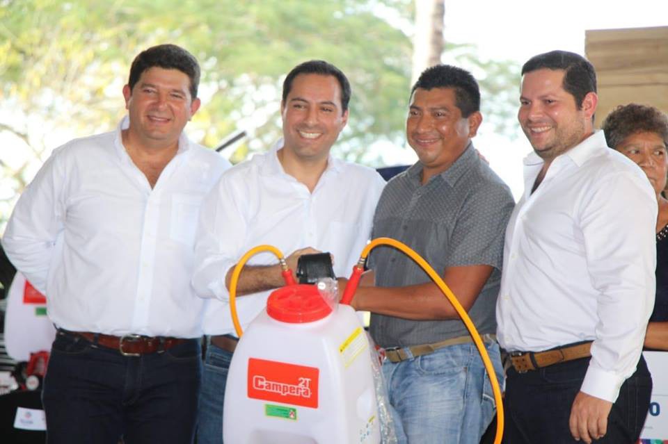 Vila entrega en Tizimín 45 mdp de apoyos para el campo Vila entrega en Tizimín 45 mdp de apoyos para el campo