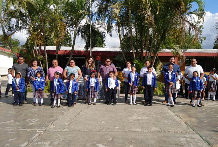 Niños sucileños reciben chamarras de impulso escolar Niños sucileños reciben chamarras de impulso escolar