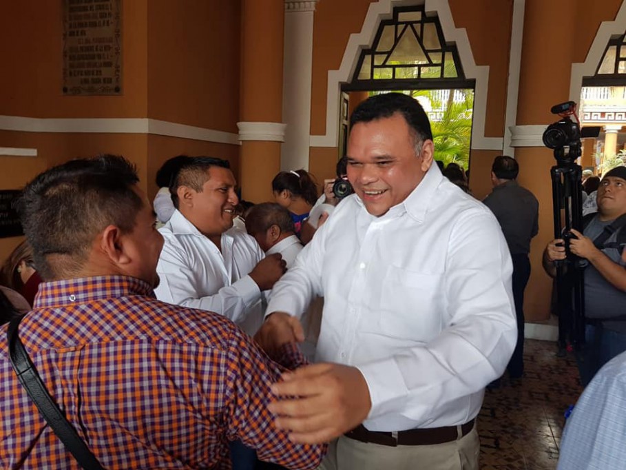 Entregan reconocimiento a Rolando Zapata Entregan reconocimiento a Rolando Zapata