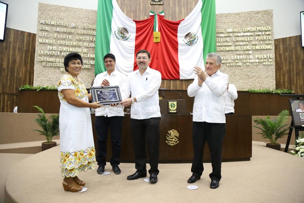 Entregan el reconocimiento "Pánfilo Novelo" Entregan el reconocimiento "Pánfilo Novelo"