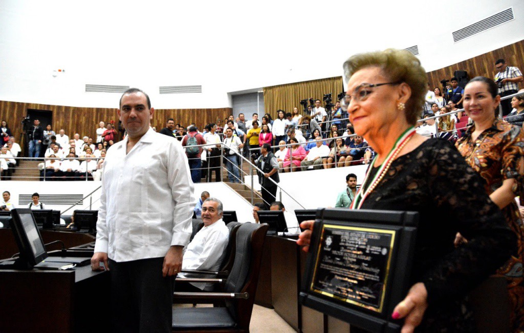 Entregan la medalla "Héctor Victoria" Entregan la medalla "Héctor Victoria"