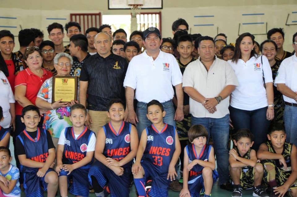 Homenajean en vida a basquetbolista tizimileño Homenajean en vida a basquetbolista tizimileño