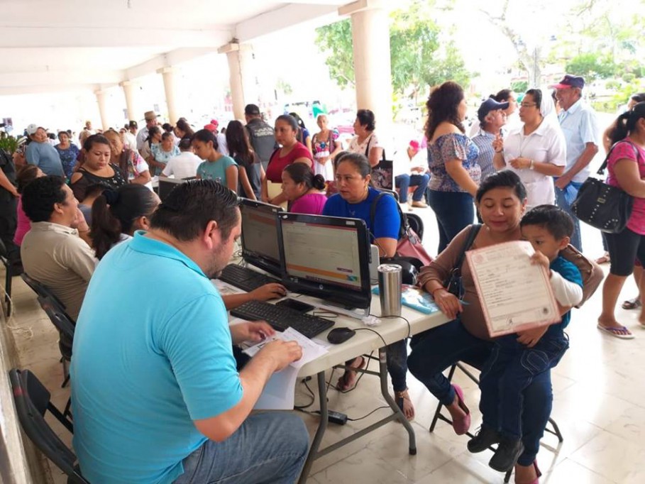 Funcionarios de Tizimín ayudan a papás a preinscribir a sus hijos en línea Funcionarios de Tizimín ayudan a papás a preinscribir a sus hijos en línea