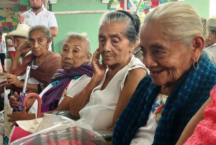 Abuelitas apoyan la propuesta de AMLO Abuelitas apoyan la propuesta de AMLO