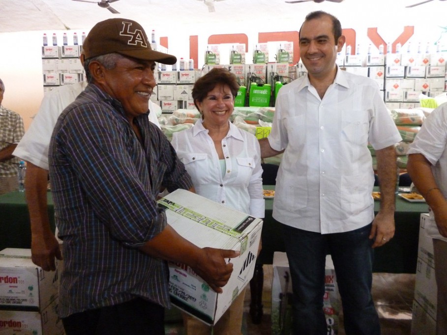 TIZIMIN: Entregan insumos a ganaderos del Oriente por $3 millones.\r\n TIZIMIN: Entregan insumos a ganaderos del Oriente por $3 millones.\r\n