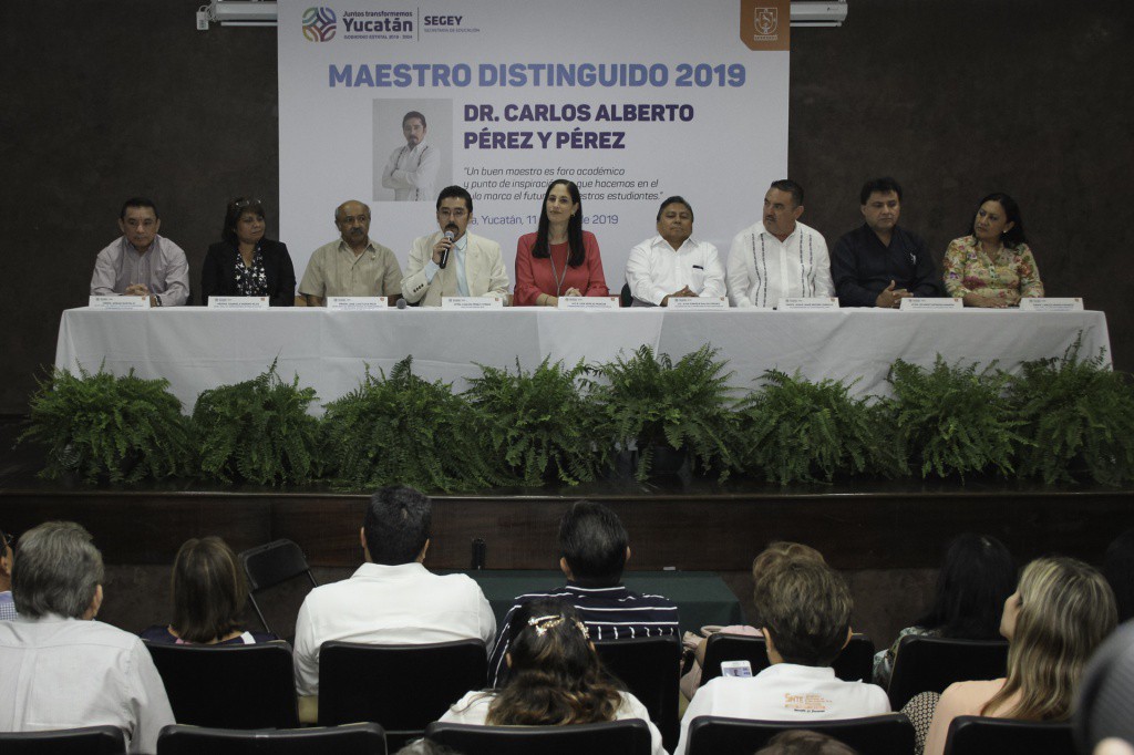 Entregan galardón al "Maestro Distinguido"