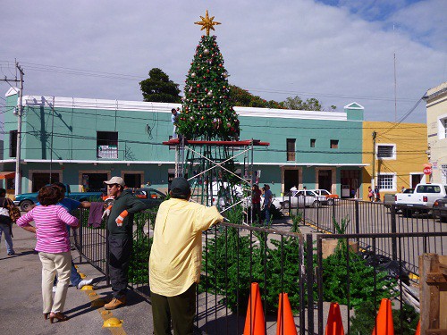 TIZIMIN: Decoran con motivos navideños el primer cuadro de la Ciudad. TIZIMIN: Decoran con motivos navideños el primer cuadro de la Ciudad.
