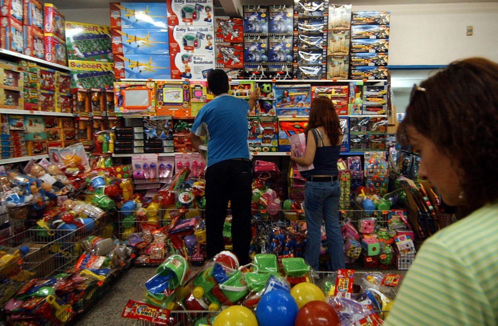 Juguetes abarrotan comercios del Centro Juguetes abarrotan comercios del Centro