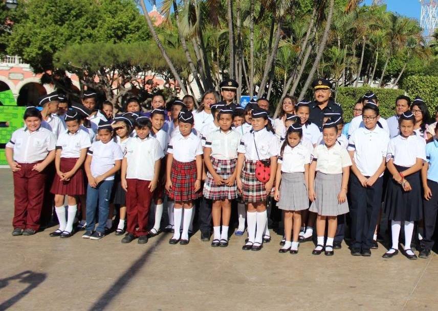 Reconocen participación de "vigilantes escolares" Reconocen participación de "vigilantes escolares"
