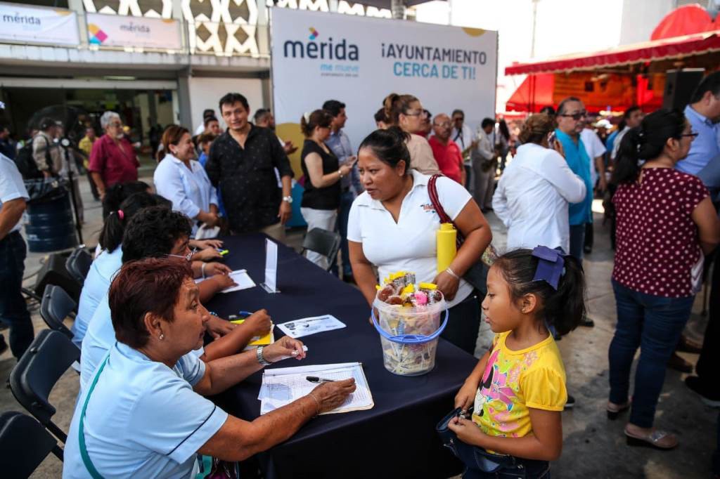 Llevan programas sociales a mercados de Mérida Llevan programas sociales a mercados de Mérida
