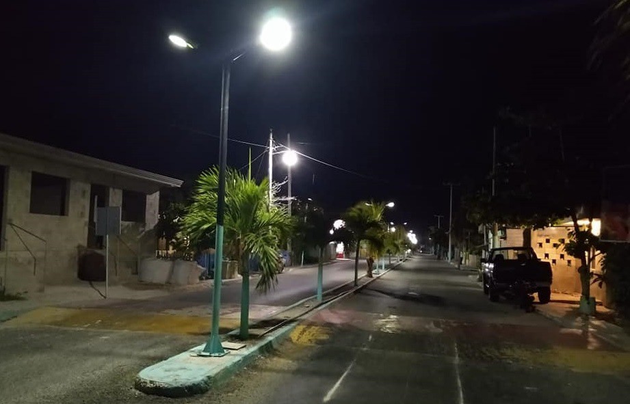 Colocan lámparas ecológicas en avenida principal de Rio Lagartos Colocan lámparas ecológicas en avenida principal de Rio Lagartos