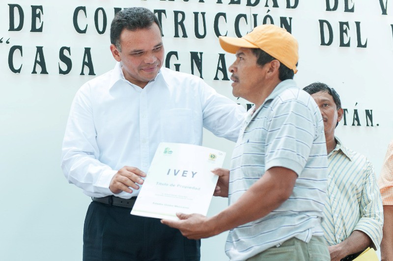 Familias reciben títulos de propiedad que le da certeza jurídica a su patrimonio Familias reciben títulos de propiedad que le da certeza jurídica a su patrimonio