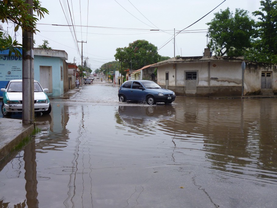TIZIMIN: Resolverán inundaciones de calles al desazolvar pozos pluviales.\r\n TIZIMIN: Resolverán inundaciones de calles al desazolvar pozos pluviales.\r\n