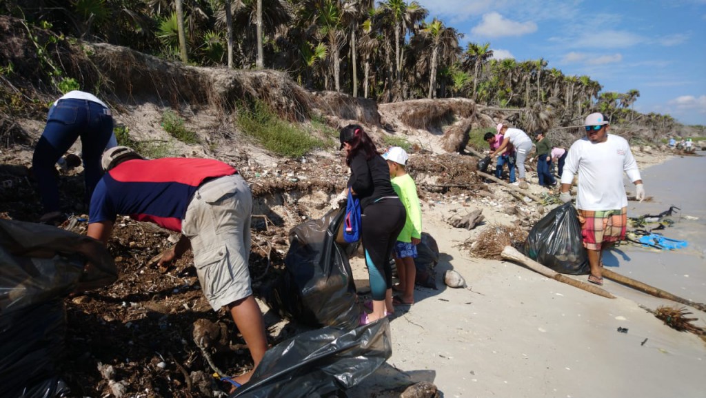 Limpian de basura y cacharros el puerto de el cuyo Limpian de basura y cacharros el puerto de el cuyo